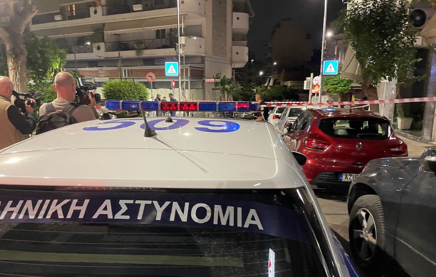 Πυροβόλησαν ζευγάρι στον Βύρωνα μπροστά στο παιδί τους &#8211; Οι πρώτες εικόνες από το σημείο