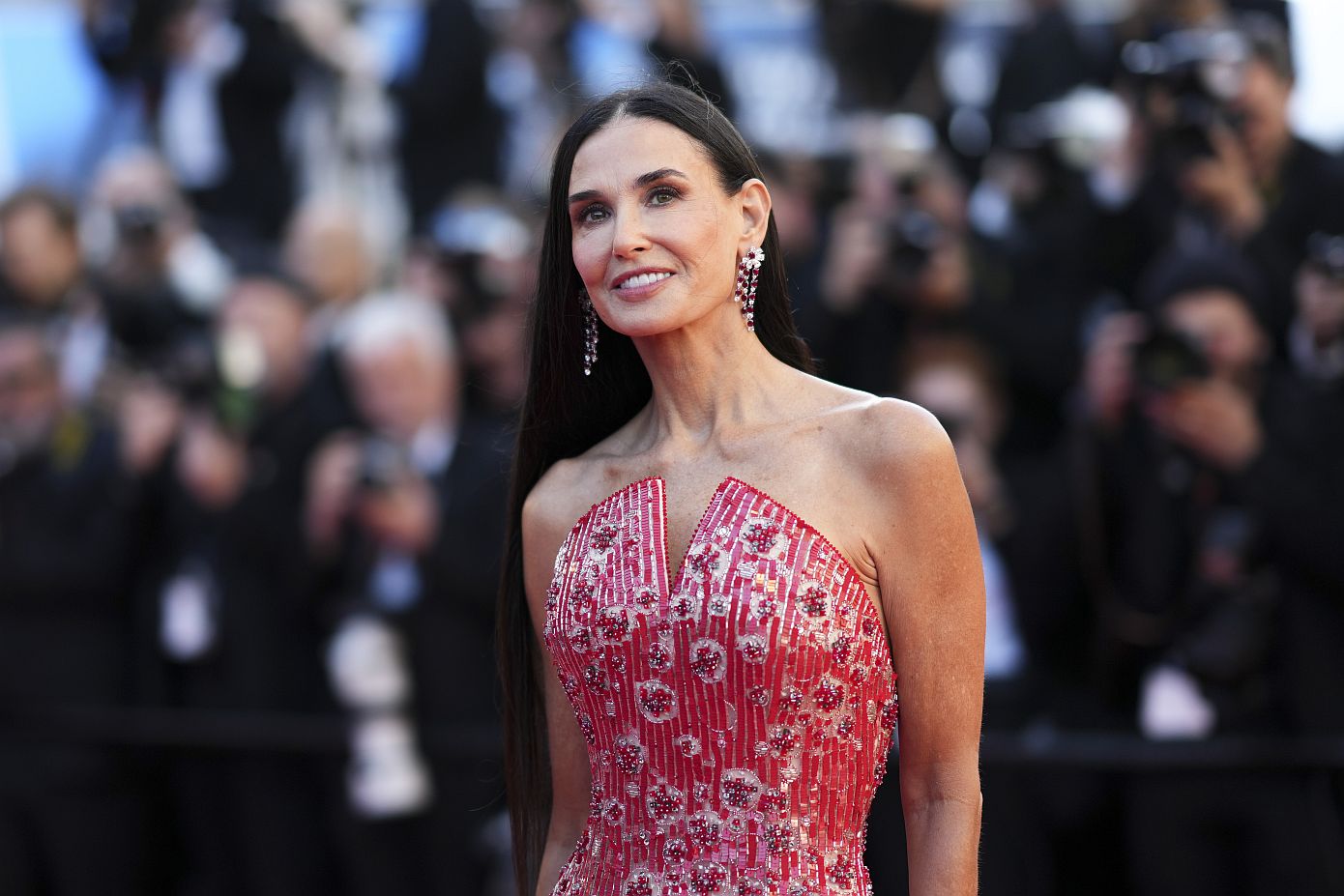 H Demi Moore στα 61 της χρόνια στις Κάννες:  Αν η ageless ομορφιά είχε όνομα, θα ήταν το δικό της