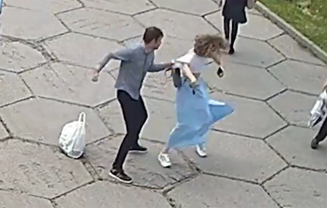 Άνδρας χτυπούσε άγνωστές του γυναίκες στους δρόμους του Ντνίπρο στην Ουκρανία &#8211; Σοκαριστικό βίντεο