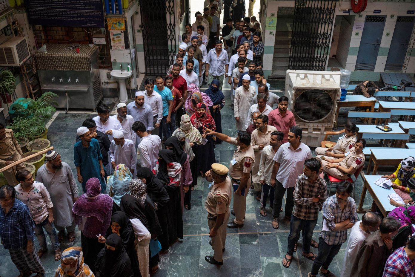 Οι ψηφοφόροι καλούνται στις κάλπες για την έκτη φάση των βουλευτικών εκλογών στην Ινδία