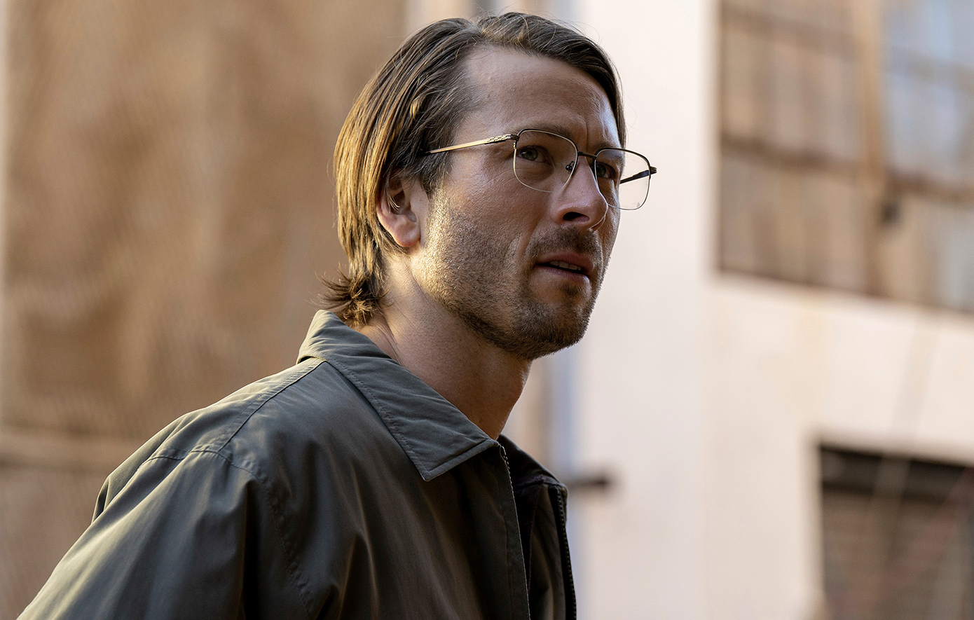 Στο Hit Man, ο Glen Powell «αγκαλιάζει» τα δολοφονικά του ένστικτα