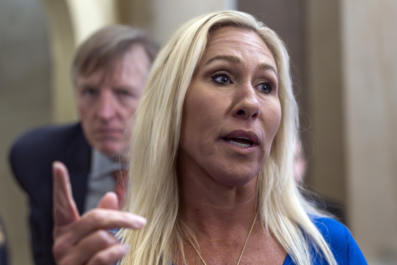 Δεν κατάφερε να «ρίξει» τον πρόεδρο του σώματος, Τζόνσον η βουλεύτρια Γκριν στις ΗΠΑ