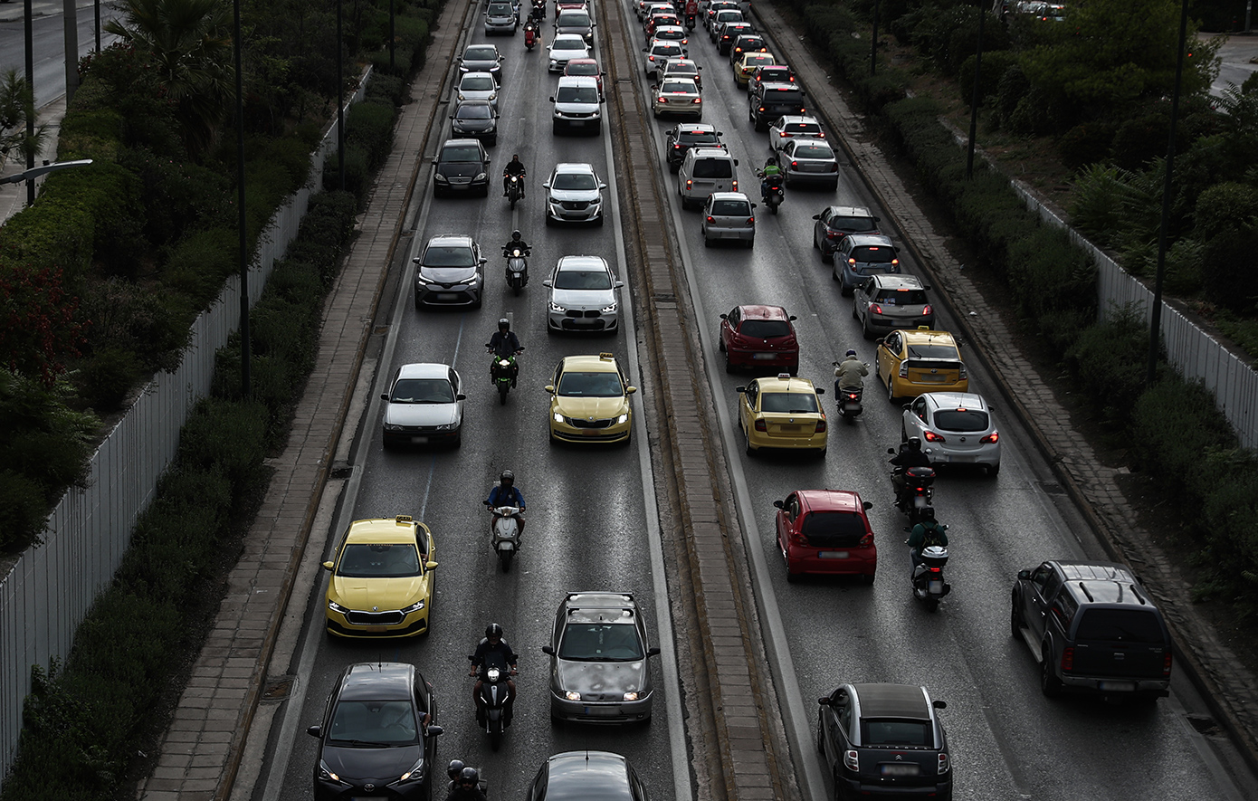 Κίνηση τώρα: Ταλαιπωρία στον Κηφισό και στο κέντρο της Αθήνας – Καθυστερήσεις στην Αττική Οδό