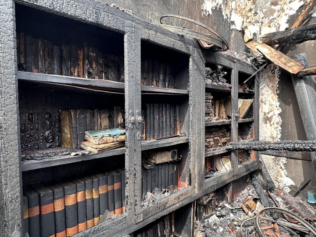 Κάηκε ολοσχερώς το Πνευματικό Κέντρο Καλλονής στη Μυτιλήνη – Στάχτη 6,5 χιλιάδες τόμοι σπανίων βιβλίων
