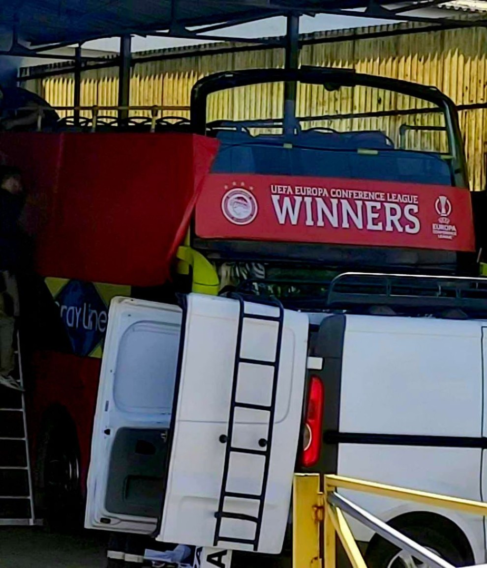 Το ανοιχτό λεωφορείο για τον Ολυμπιακό Το ανοιχτό λεωφορείο για τον Ολυμπιακό