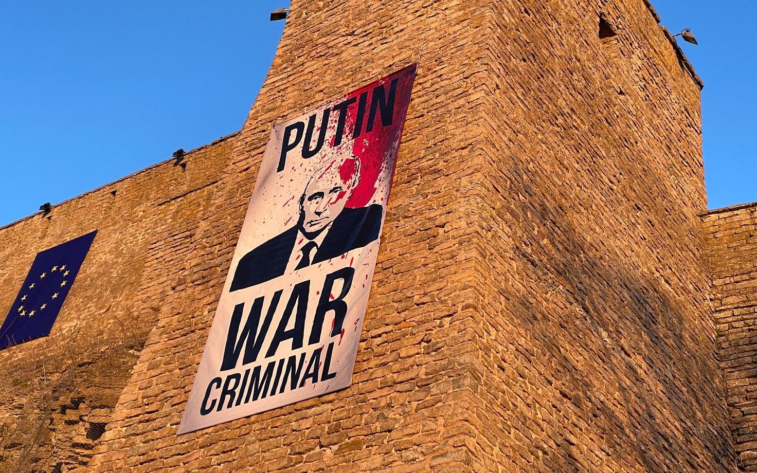 Στην Εσθονία τοποθέτησαν γιγαντοαφίσα του Πούτιν με λεζάντα «εγκληματίας πολέμου»