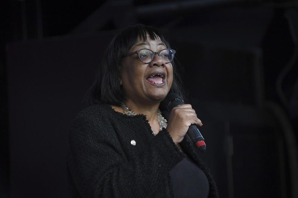 Απαγορεύθηκε στην πρώτη μαύρη γυναίκα βουλευτή, την Νταϊάν Άμποτ, να είναι υποψήφια με το Εργατικό Κόμμα
