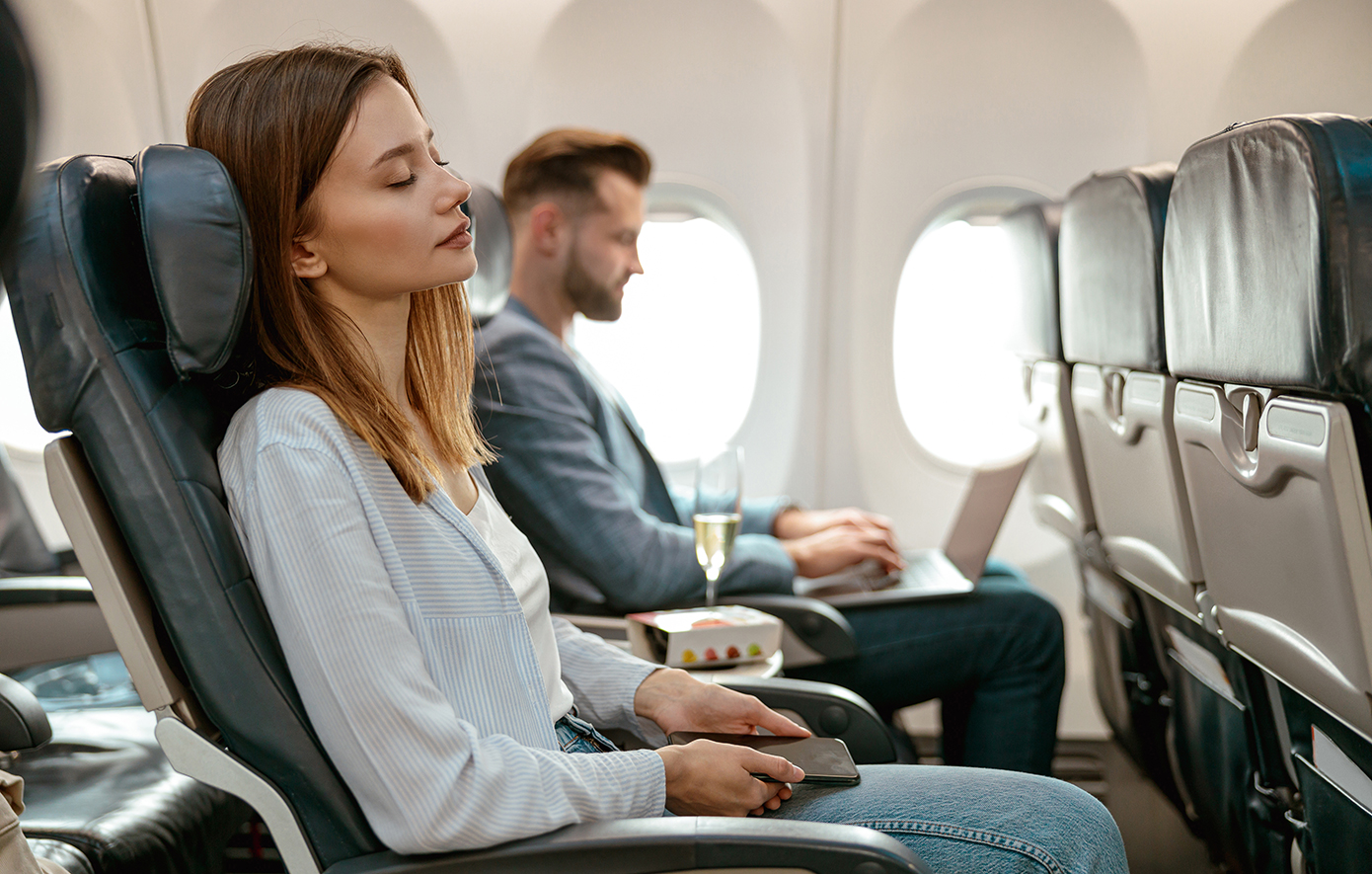 Πώς να σας πάρει ο ύπνος στο αεροπλάνο στο πι και φι με ένα εύκολο κόλπο