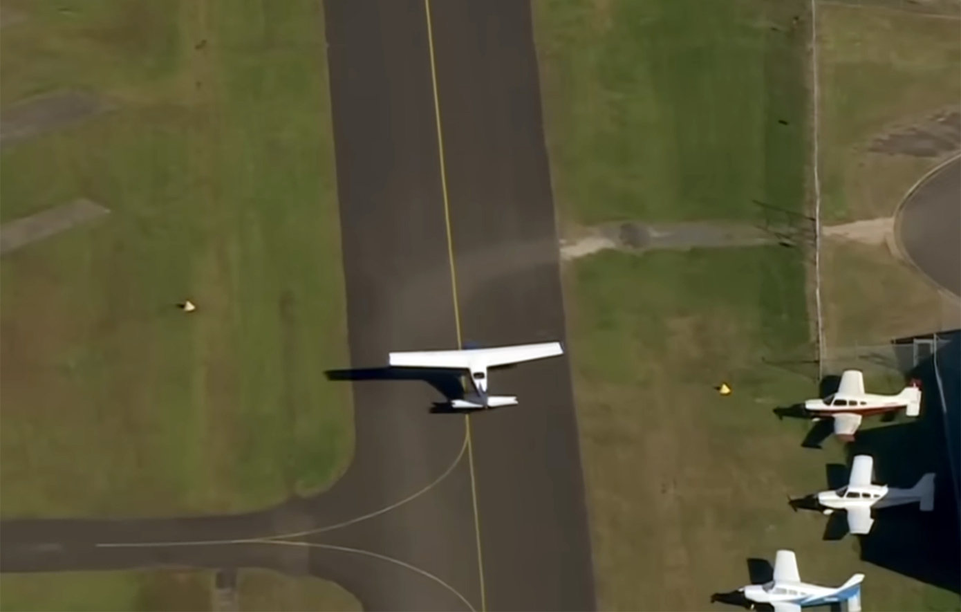 Η δραματική στιγμή που αεροπλάνο περνά ξυστά από στέγες στο Σίδνεϊ πριν προσγειωθεί με την κοιλιά