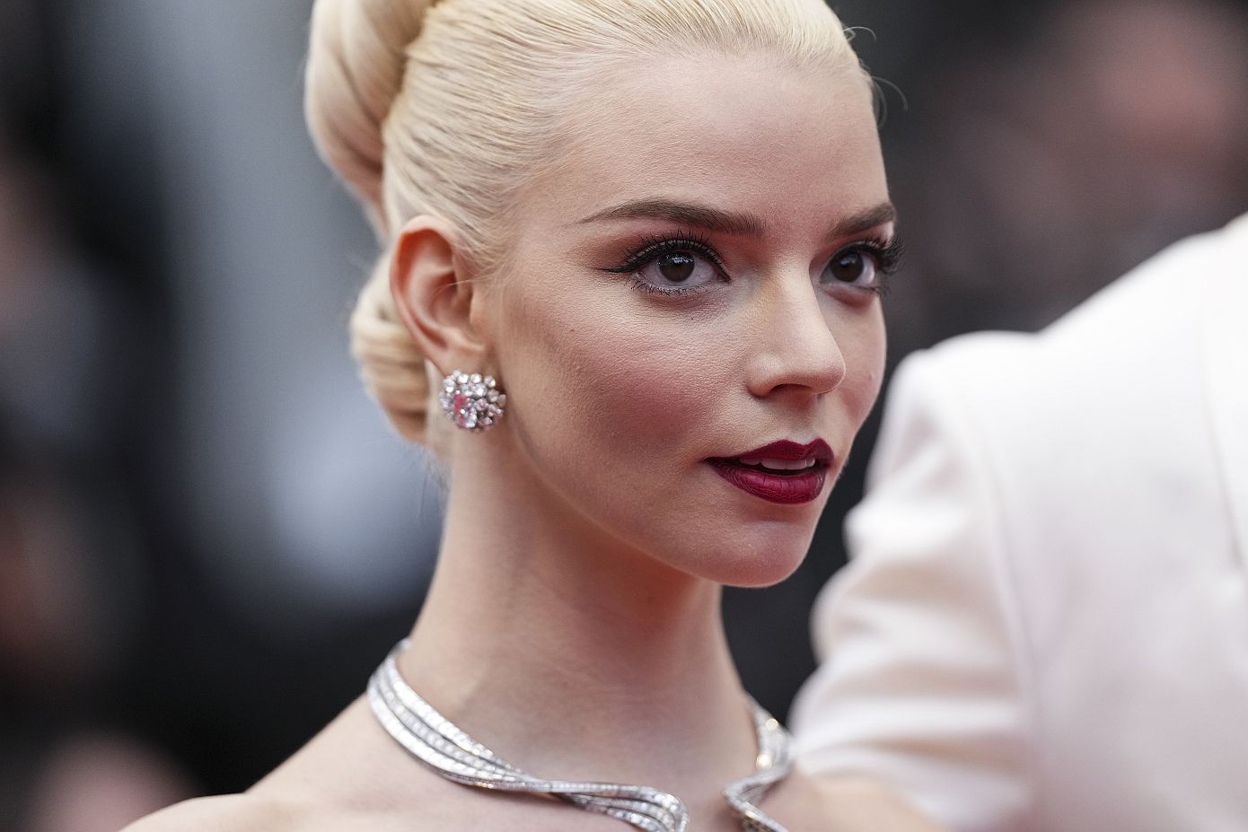 Mε αυτή τη φωτογραφία της Anya Taylor-Joy θα πάτε στο κομμωτήριο και θα ζητήσετε έναν ίδιο κότσο