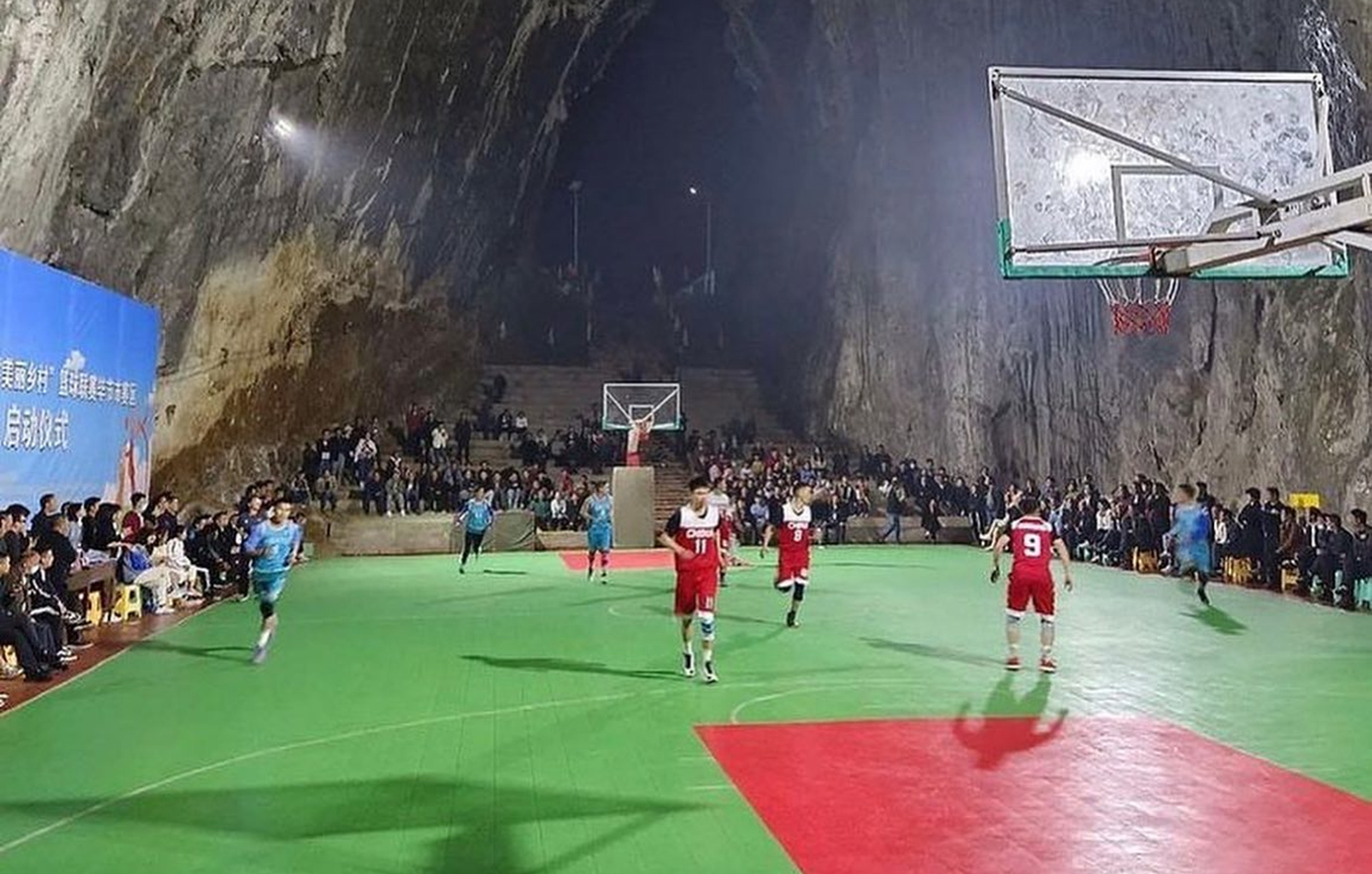 Κίνα: Έφτιαξαν γήπεδο μπάσκετ μέσα σε σπηλιά