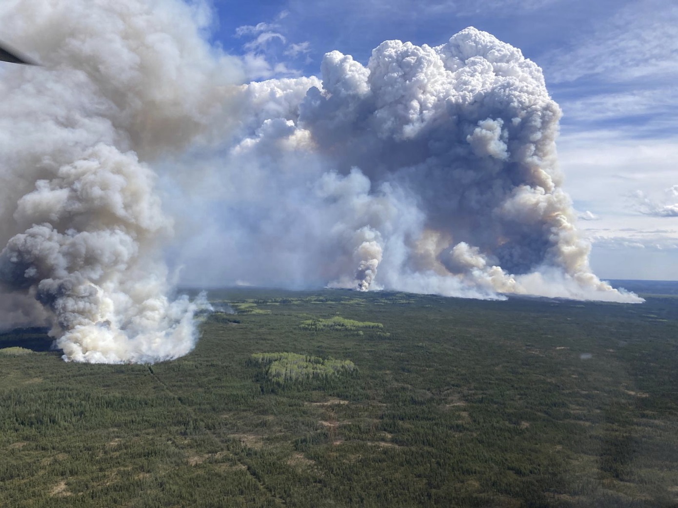Νέα μεγάλη φωτιά στον Καναδά – Οι φλόγες απειλούν πετρελαιοπαραγωγική πόλη, ξεκίνησαν οι εκκενώσεις κατοίκων