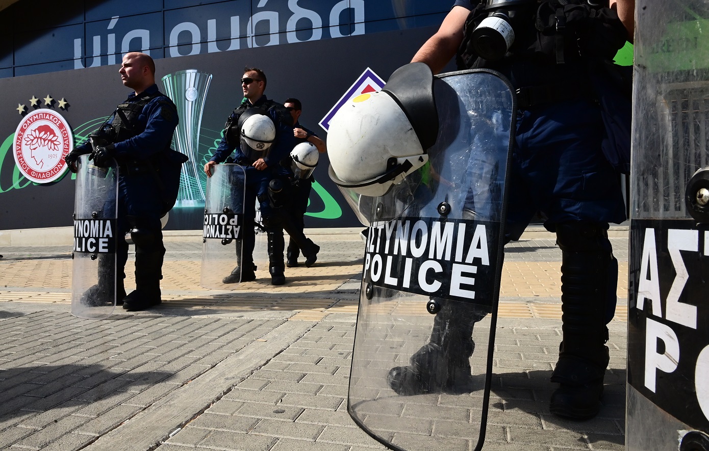 Τελικός Conference League: Προσαγωγή άνδρα έξω από το γήπεδο – Είχε μαζί του μαχαίρι