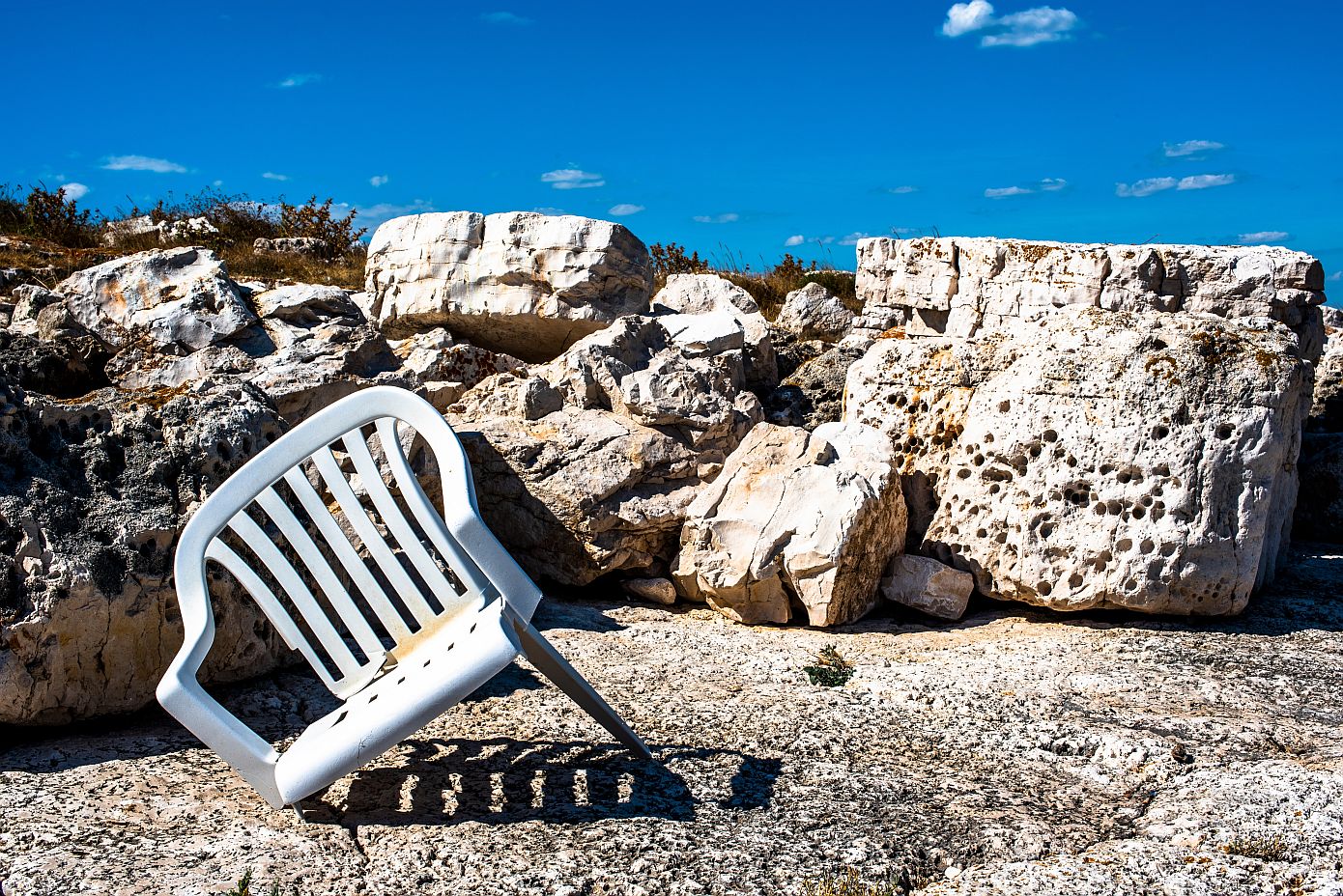 Απίστευτο κι όμως αληθινό: Οι Νew York Times αποθεώνουν την αθάνατη πλαστική λευκή καρέκλα