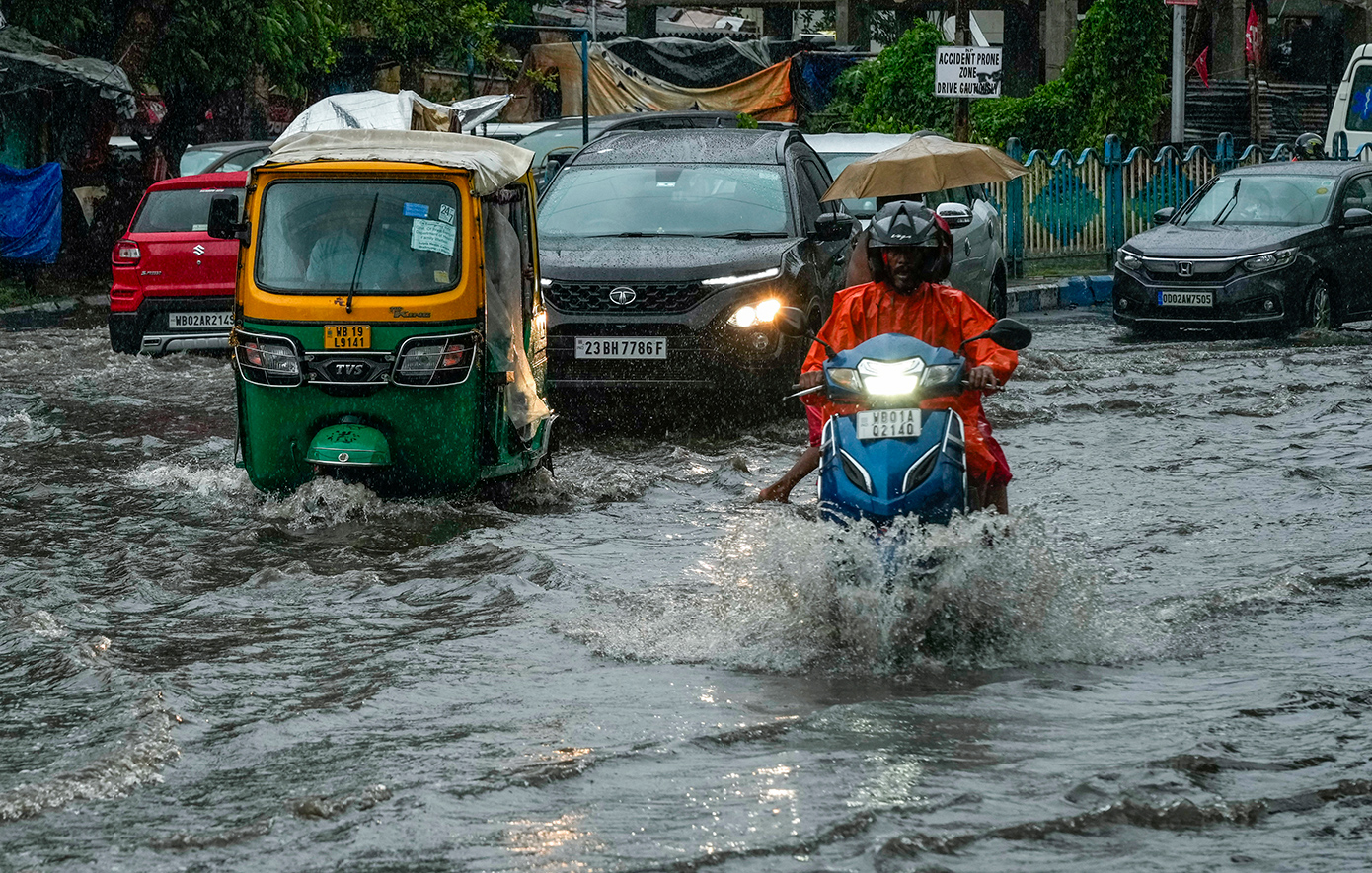 Τουλάχιστον 15 άνθρωποι σκοτώθηκαν και 7 εγκλωβίστηκαν σε κατάρρευση λατομείου στην Ινδία, από καταρρακτώδεις βροχές