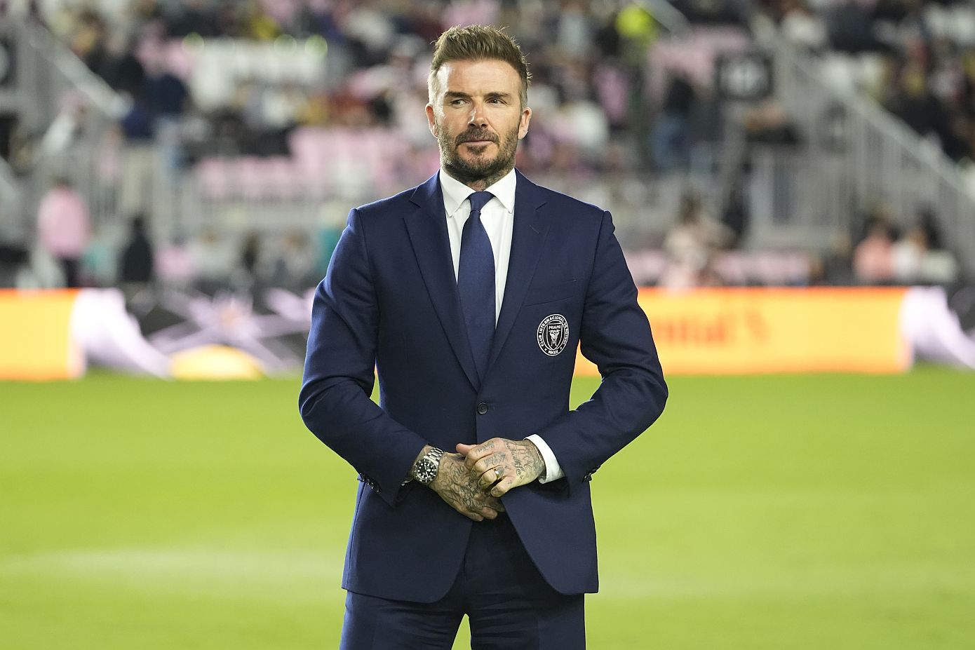 Aυτή είναι η ρουτίνα ομορφιάς του David Beckham που είναι ωραίος ακόμη και με γυαλιά πρεσβυωπίας