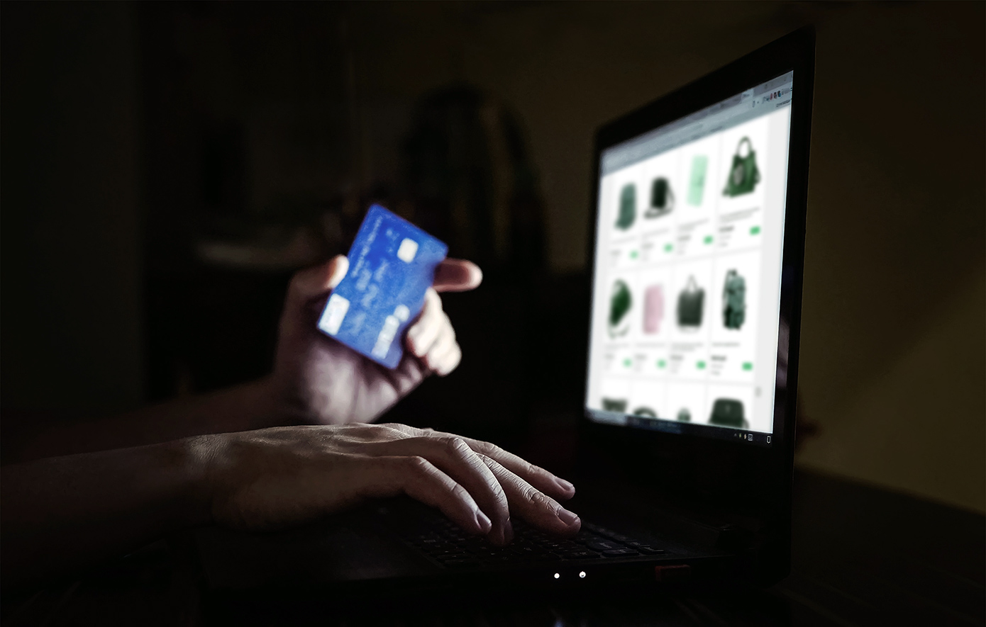 Πώς στήθηκε η απάτη με 75.000 εικονικά e-shops και πάνω από 800.000 θύματα – «Να μας προβληματίζουν οι χαμηλές τιμές στα μεγάλα brands»