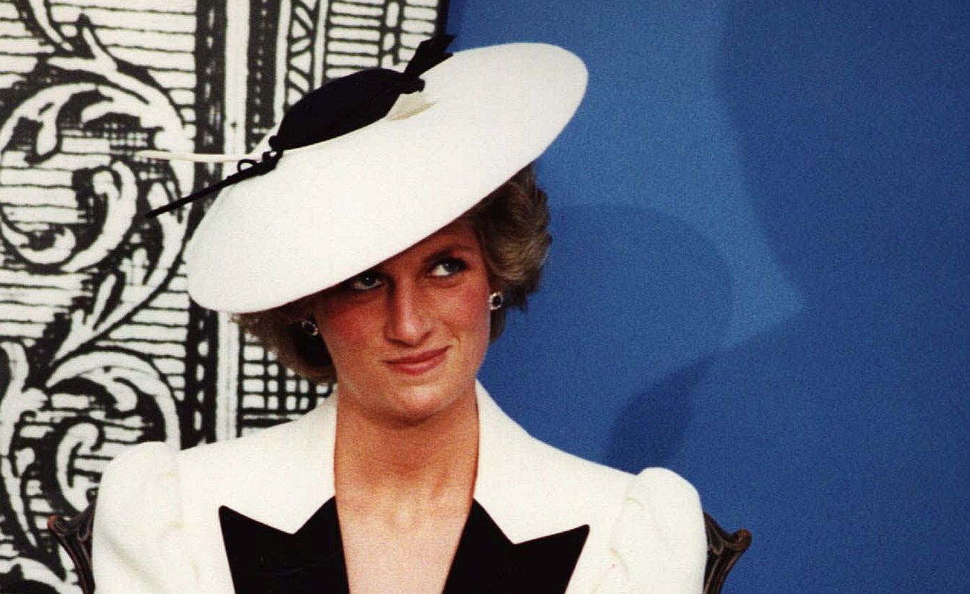 Κι όμως, κάποτε η Lady Diana φόρεσε ένα τσόκερ στο κεφάλι της και το στερέωσε με φαρδύ λάστιχο από κιλότα