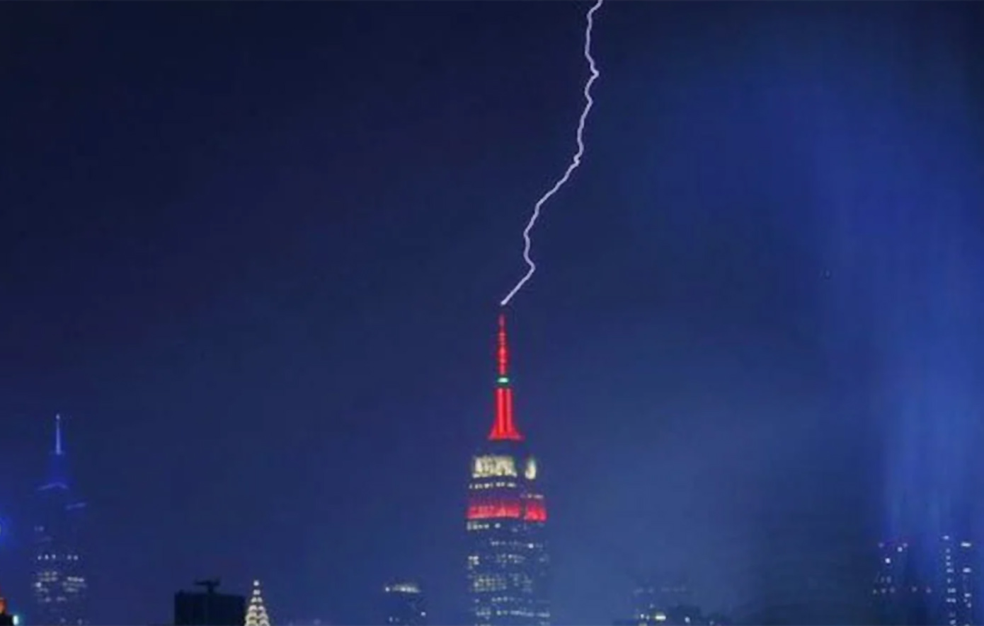 Η στιγμή που κεραυνός χτυπάει το Empire State Building