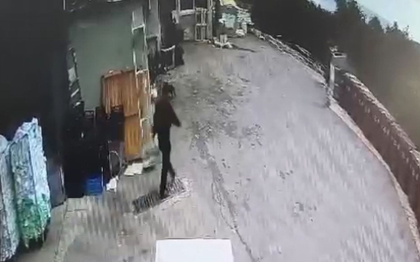 Ανατριχιαστικό βίντεο με τη στιγμή που ο πατέρας πετά το έμβρυο στα σκουπίδια στη Βραυρώνα – Ποινική δίωξη σε βάρος του