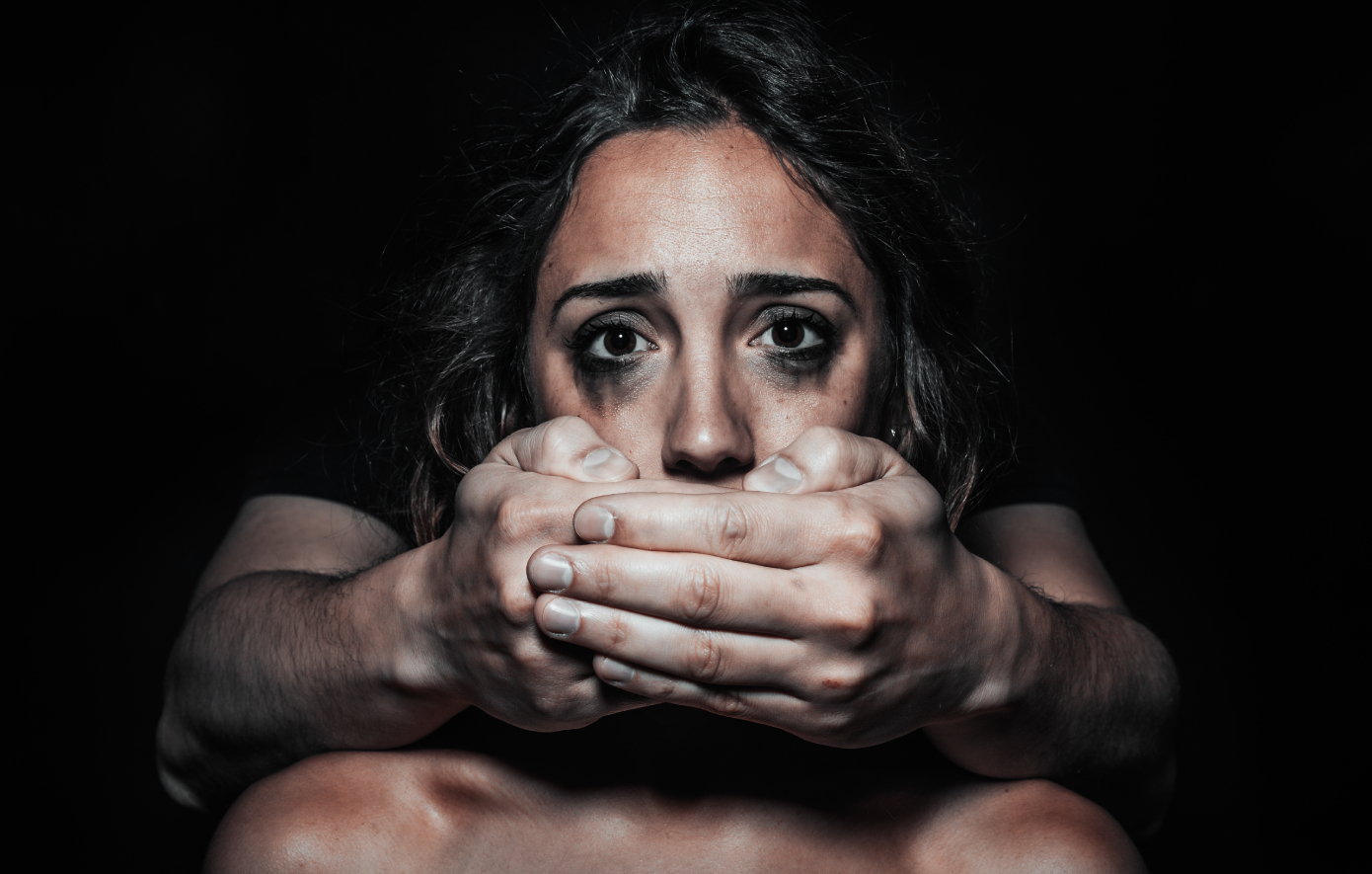 «Γιατί δεν έφευγες;»: Η λάθος ερώτηση για να κάνετε σε ένα θύμα ενδοοικογενειακής βίας και γιατί