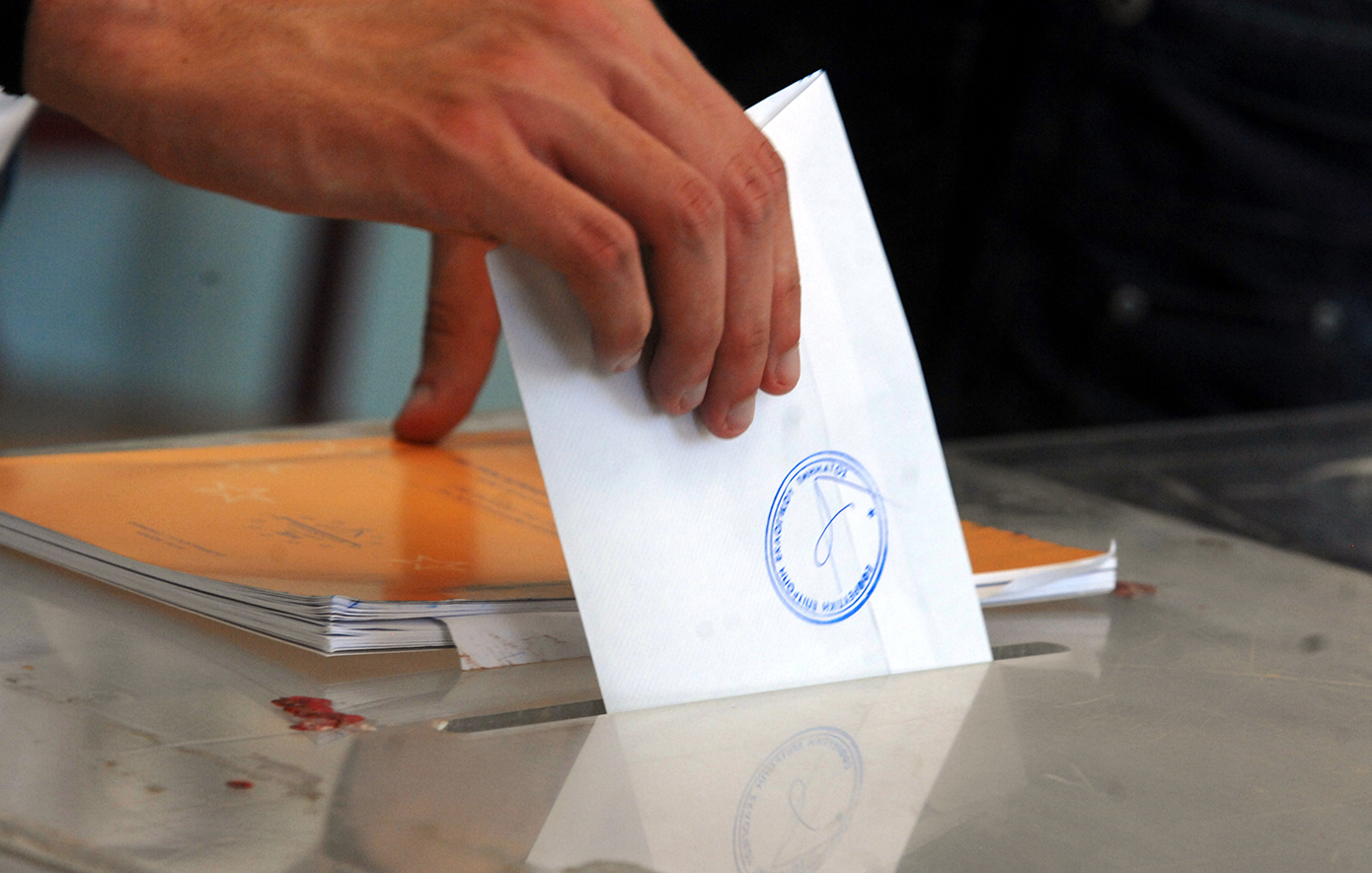 Το εθνικό χαρτί παίζει η ΝΔ &#8211; Τι δείχνουν οι νέες δημοσκοπήσεις