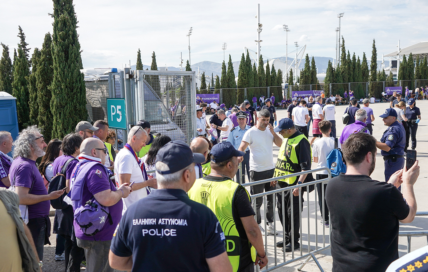 Europa Conference League: Έφτασαν οι οπαδοί της Φιορεντίνα στο meeting point που έχουν στο ΟΑΚΑ