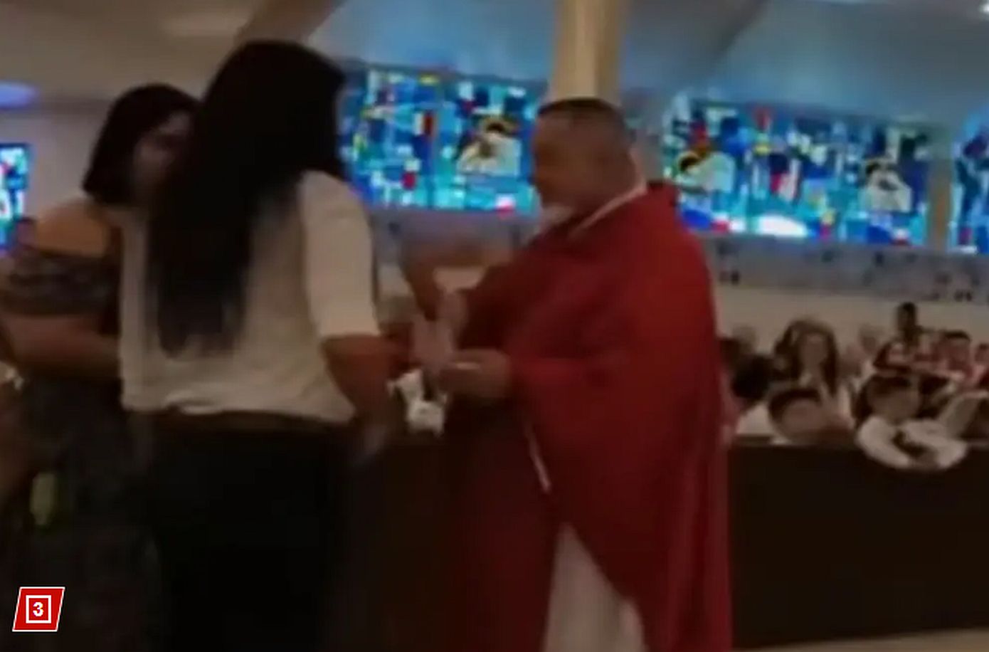 Ιερέας στην Φλόριντα συνελήφθη επειδή… δάγκωσε πιστή, μετά από καβγά για τη Θεία Κοινωνία