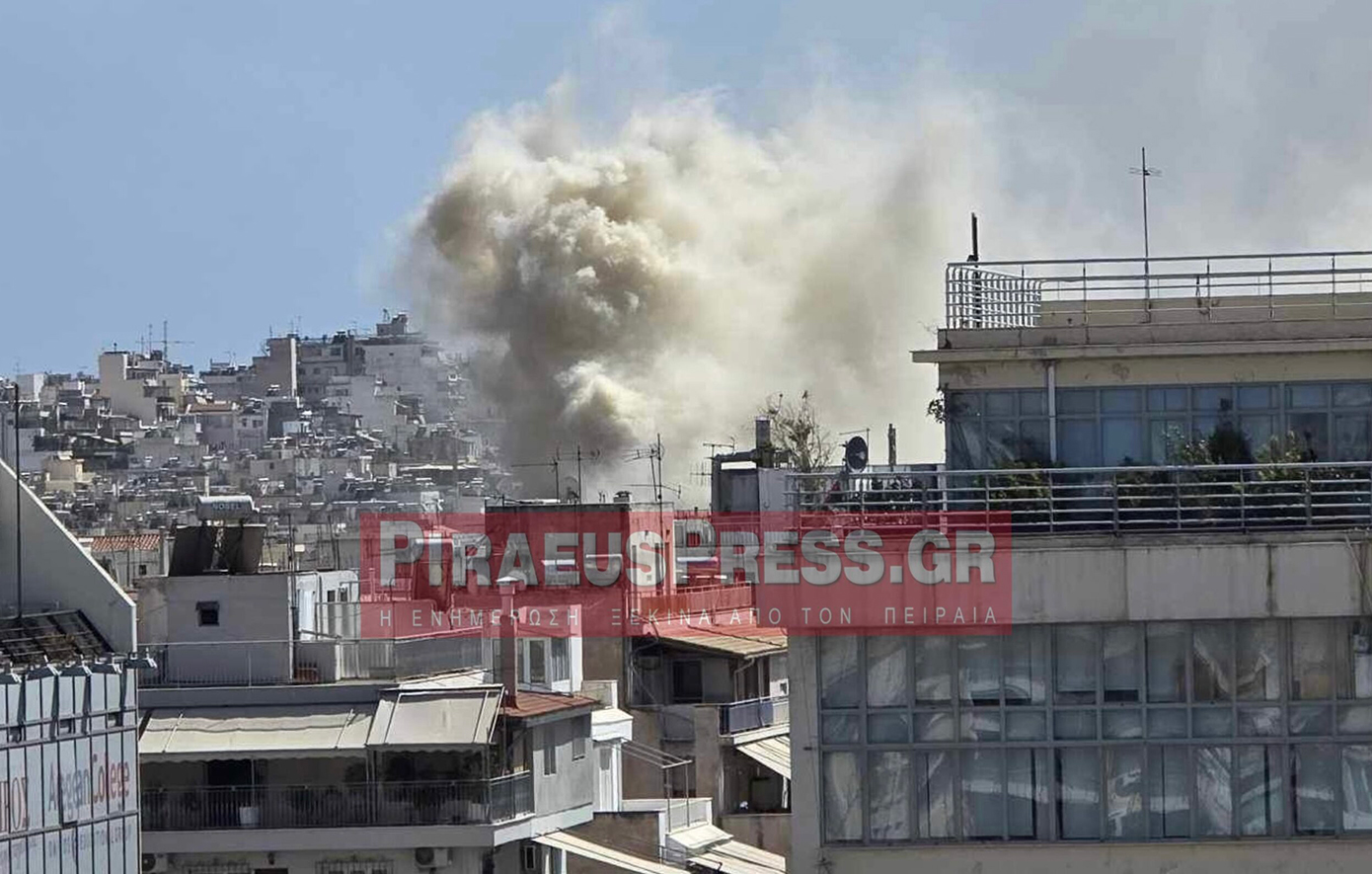 Μεγάλη φωτιά σε πολυκατοικία στο κέντρο του Πειραιά