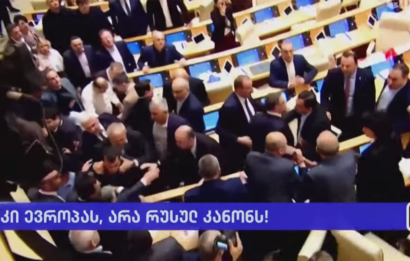 Νέες εικόνες χάους στη Βουλή της Γεωργίας – Βουλευτές πιάστηκαν στα χέρια για το νομοσχέδιο περί «ξένων πρακτόρων»