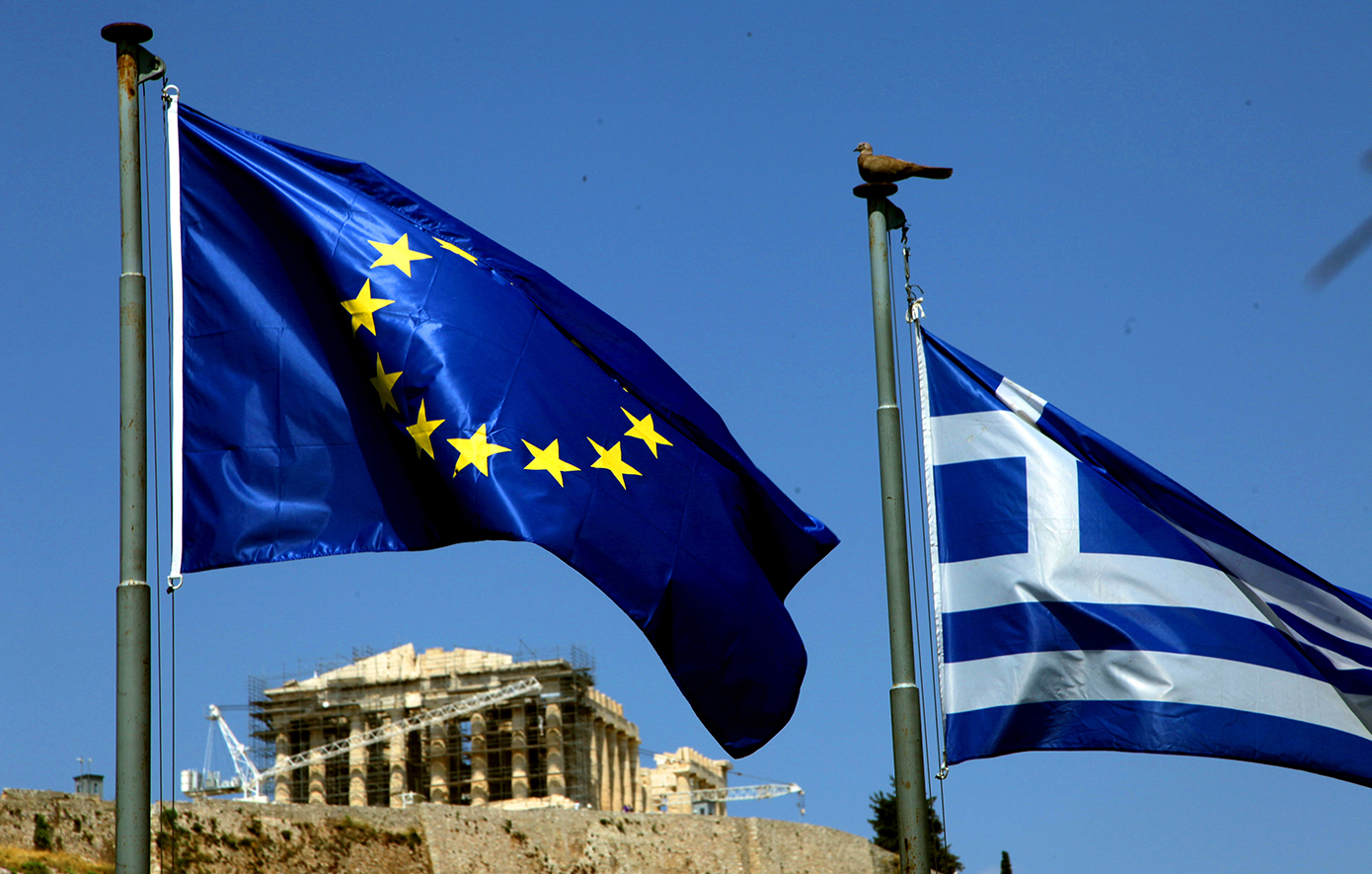Σύννεφα πάνω από την ελληνική και την ευρωπαϊκή οικονομία – Φουντώνει η ακρίβεια στα τρόφιμα, απομακρύνεται η μείωση των επιτοκίων
