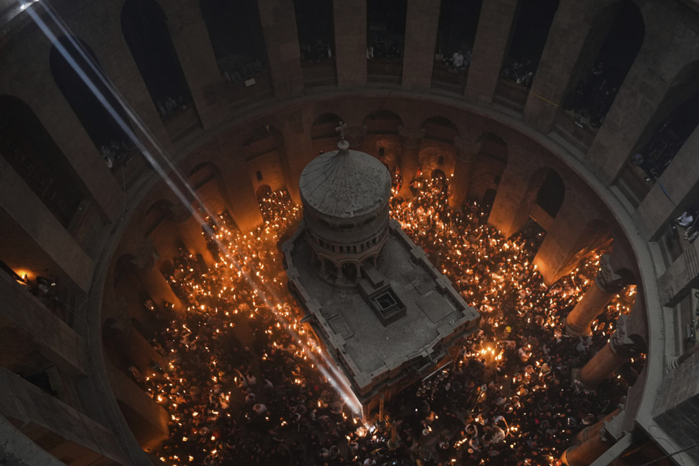 Σε εξέλιξη η τελετή αφής του Αγίου Φωτός στoν Ναό της Αναστάσεως στα Ιεροσόλυμα &#8211; Το απόγευμα θα φτάσει στην Ελλάδα