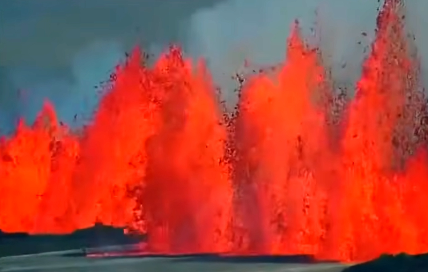 Το ηφαίστειο στη χερσόνησο Ρέικιανες της Ισλανδίας εκτοξεύει λάβα για δεύτερη ημέρα