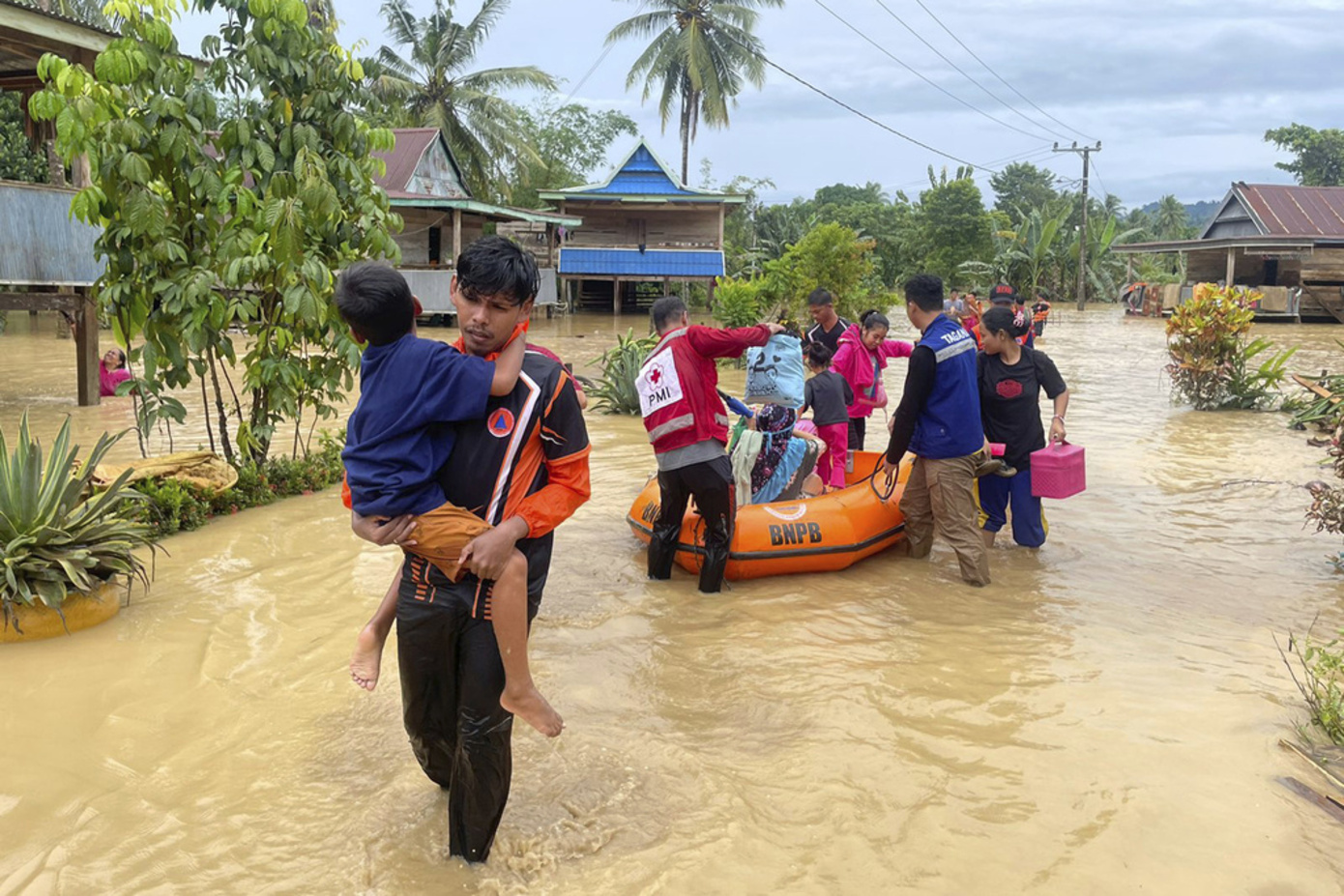 15 άνθρωποι έχασαν τη ζωή τους σε πλημμύρες στο Νότιο Σουλαουέζι της Ινδονησίας