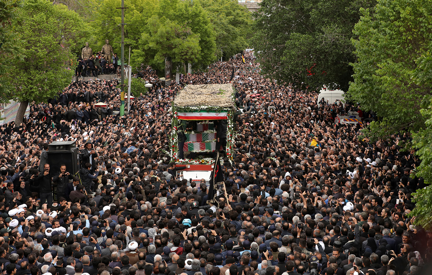 Τεράστιο πλήθος συγκεντρώθηκε στην Τεχεράνη για να αποτίσει φόρο τιμής στον εκλιπόντα πρόεδρο Ραϊσί