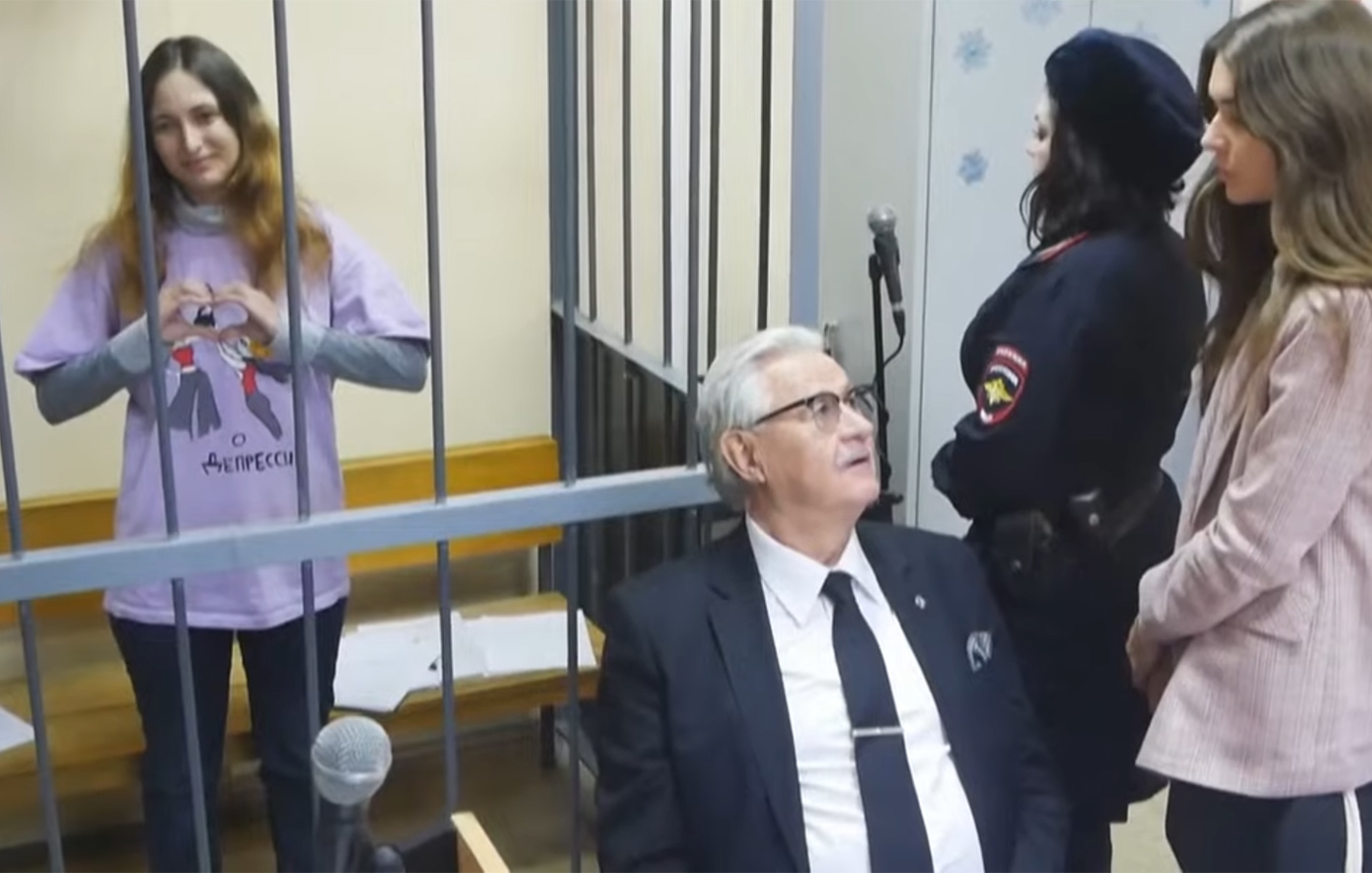Άρχισε η δίκη δύο καλλιτέχνιδων από τη Ρωσία που κινδυνεύουν με 7 χρόνια φυλάκισης για θεατρικό έργο