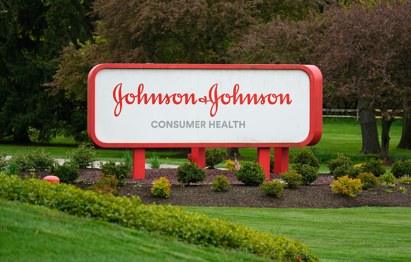 Η Johnson & Johnson διευθετεί με «ποσό μαμούθ» τις αγωγές για το γνωστό ύποπτο ταλκ