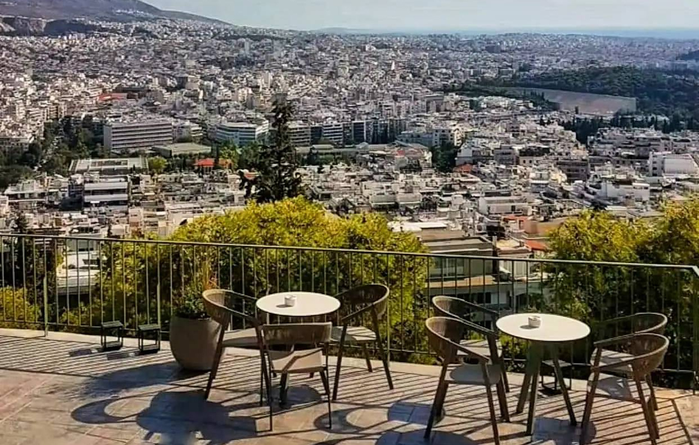 Τα στέκια που βλέπεις την Αθήνα από ψηλά και μοιάζει με ζωγραφιά