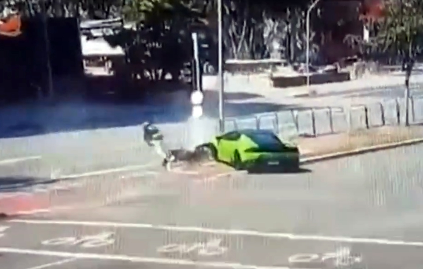 Η στιγμή που οδηγός Lamborghini χτυπά με το αμάξι του κλέφτη με μηχανή – Tου είχε αρπάξει το Rolex σε φανάρι