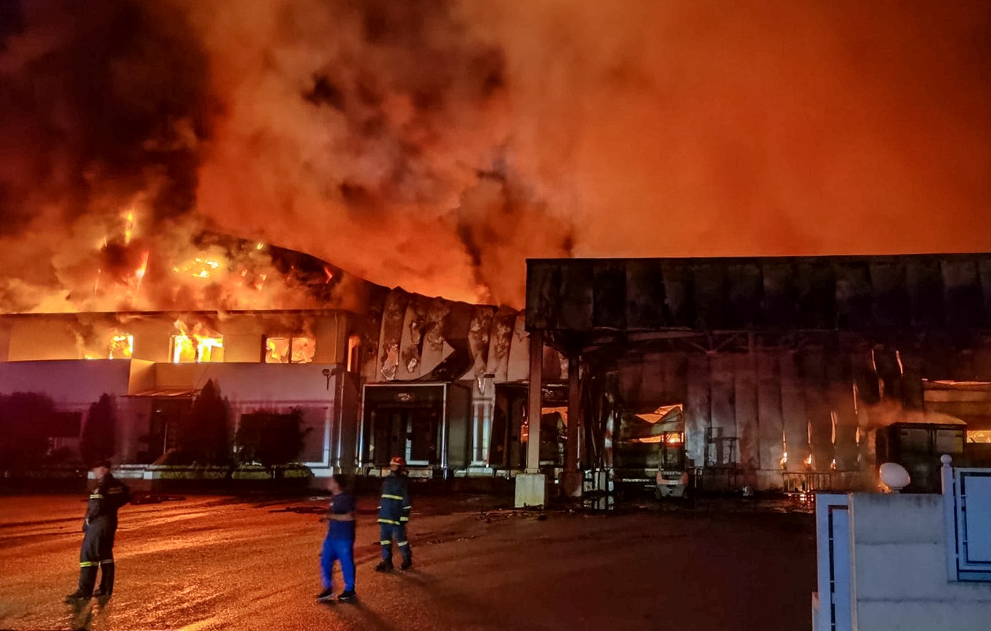 Φωτιά σε εργοστάσιο τροφίμων στη Λαμία: Οργισμένη ανακοίνωση της επιχείρησης &#8211; «Δεν θα ανεχθούμε άλλο τη σπίλωσή μας»
