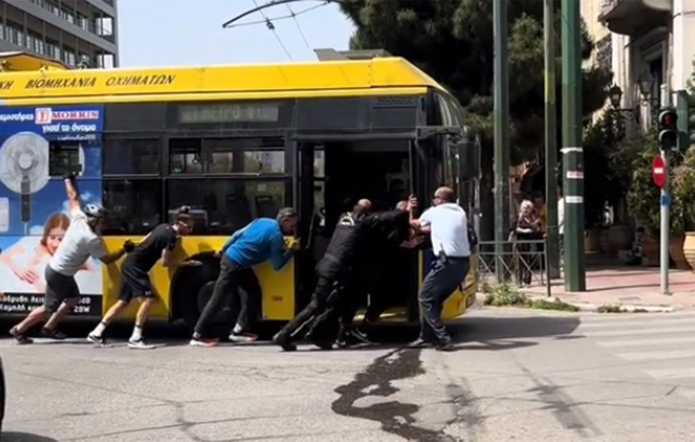 Τρόλεϊ έμεινε στη Συγγρού κατά τη διάρκεια ποδηλατικού γύρου – Έσπρωχναν μαζί επιβάτες και αθλητές