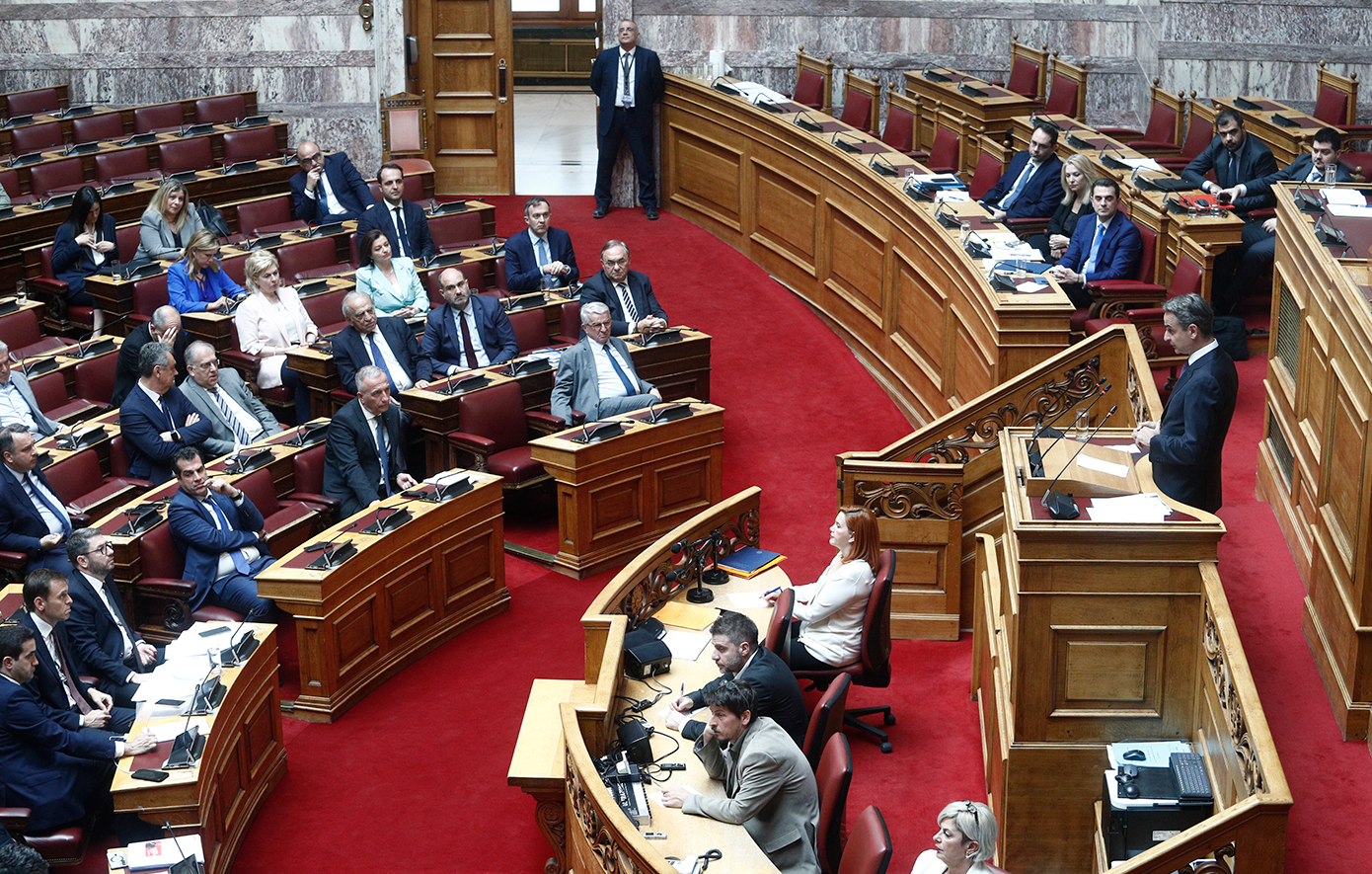 Η συζήτηση για την ακρίβεια στη Βουλή θύμισε ντιμπέιτ: Ο «ελέφαντας στο δωμάτιο» και το «μαρκάρισμα» της αντιπολίτευσης