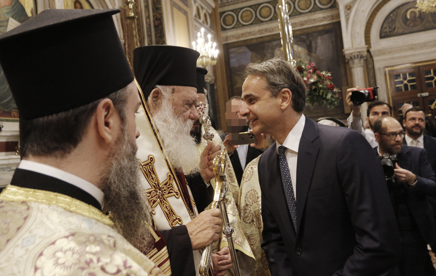 Ιερή ανακωχή κυβέρνησης – Εκκλησίας – Στην ακολουθία των Παθών στη Μητρόπολη απόψε ο Κυριάκος Μητσοτάκης