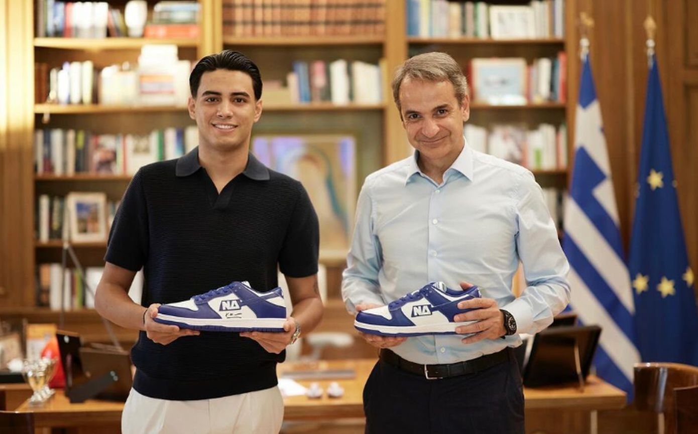 Ποιος είναι ο 20χρονος που έφτιαξε τα παπούτσια με το λογότυπο της Νέας Δημοκρατίας &#8211; Είναι ο δημιουργός και των ΜΠΑΣΟΚ