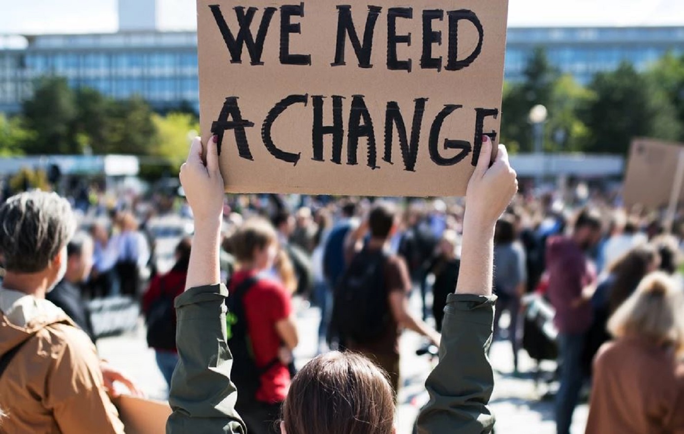 Το κόστος διαβίωσης και η κλιματική αλλαγή ανησυχούν την Gen Ζ και τους millennials στην Ελλάδα