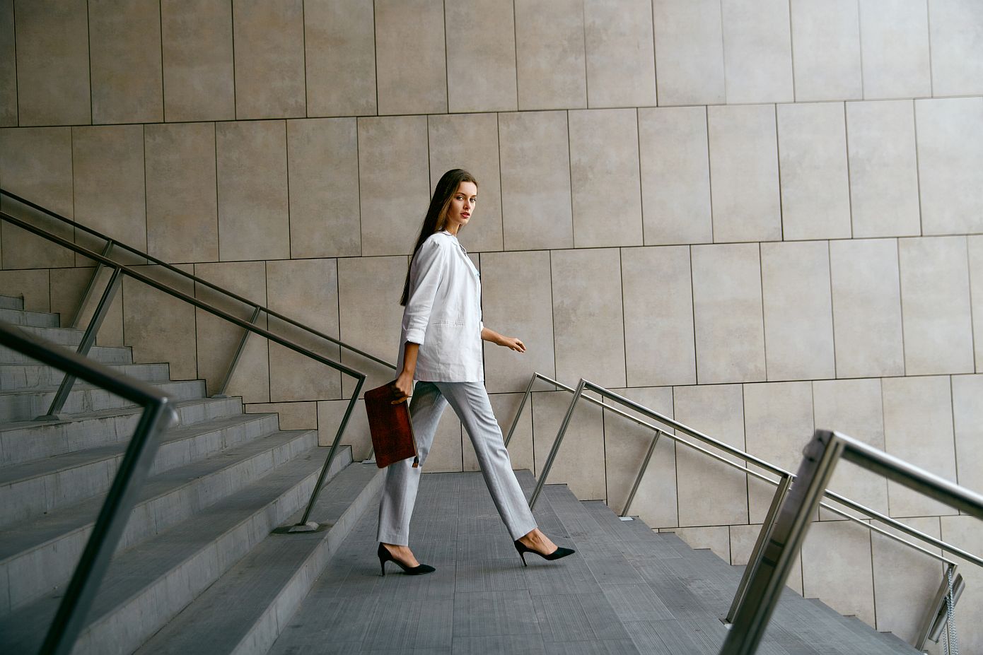 Καλοκαιρινό office look: Τι φοράμε στο γραφείο τώρα που πιάνει ζέστη