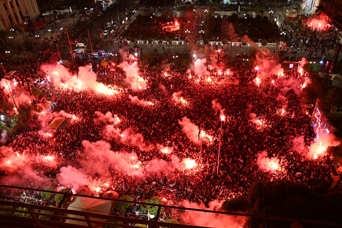 Έτσι πανηγύρισαν το γκολ και τη λήξη του αγώνα οι φίλαθλοι του Ολυμπιακού στον Πειραιά – Μαγευτικές εικόνες