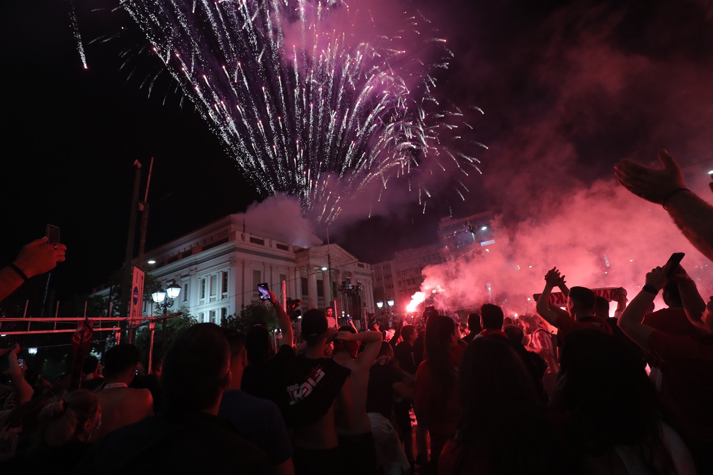 Έκαναν τη νύχτα μέρα οι φίλαθλοι του Ολυμπιακού – Τρελοί πανηγυρισμοί για την ιστορική κατάκτηση του Conference League