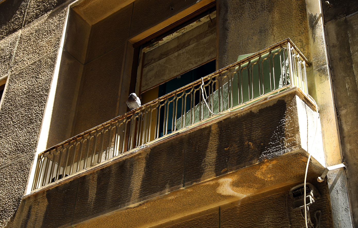 Σε αυτό το κτίριο στην Ομόνοια βρέθηκε δεμένη χειροπόδαρα η 33χρονη