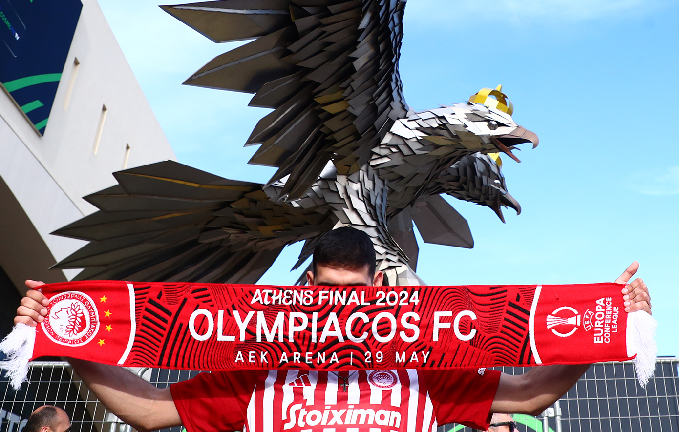 Europa Conference League: Οι φίλοι του Ολυμπιακού φωτογραφίζονται μπροστά στον δικέφαλο αετό της ΑΕΚ